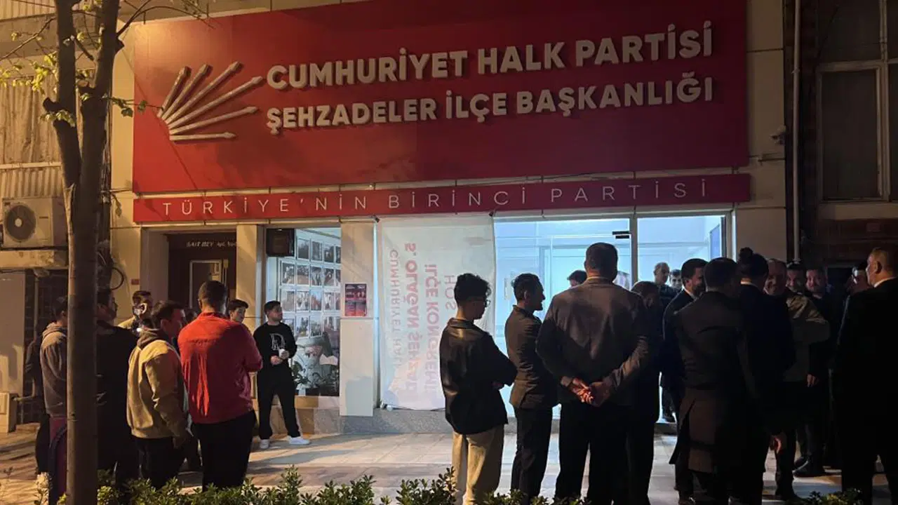 Manisa’da CHP Binasına taşlı saldırı: "İşe giremedim" diyerek teslim oldu!