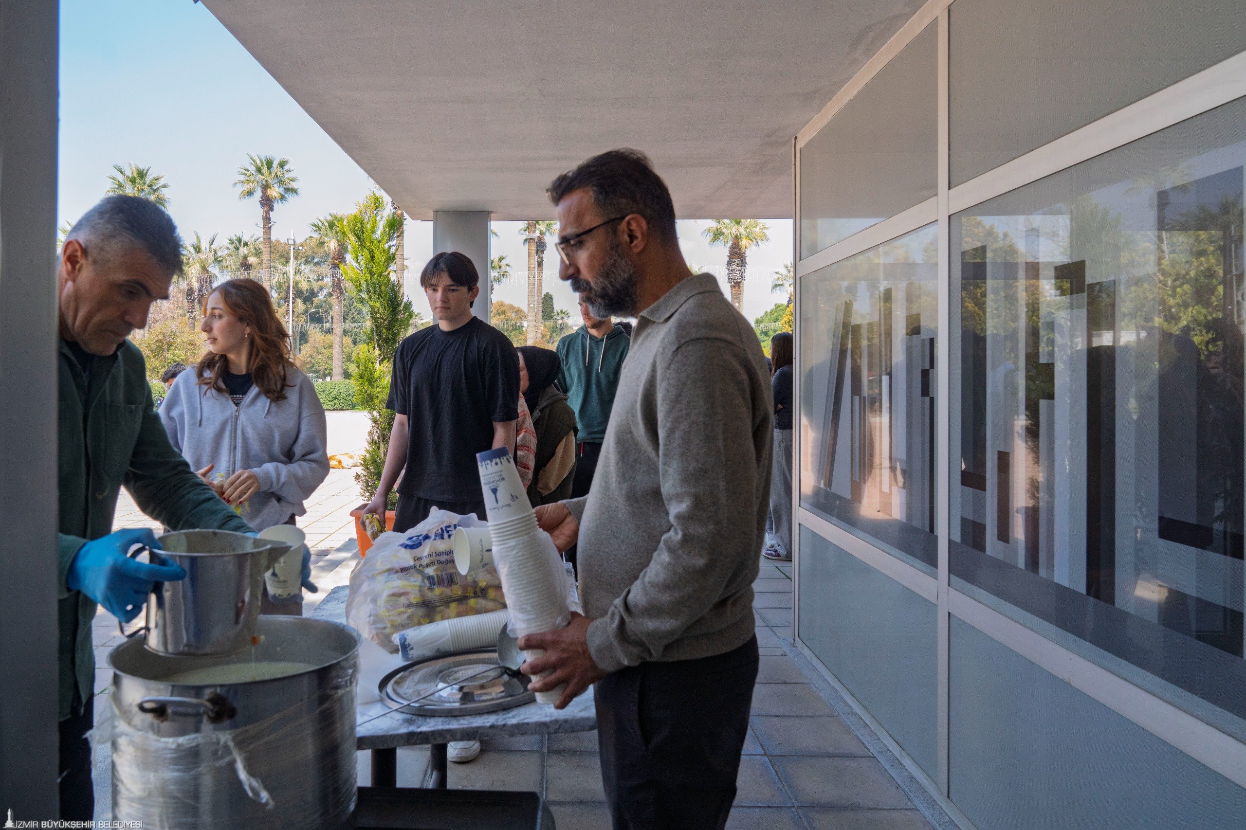 Yaşayan Kütüphaneleri İzmirliler çok sevdi: 'Kendimizi evimizde gibi hissediyoruz'