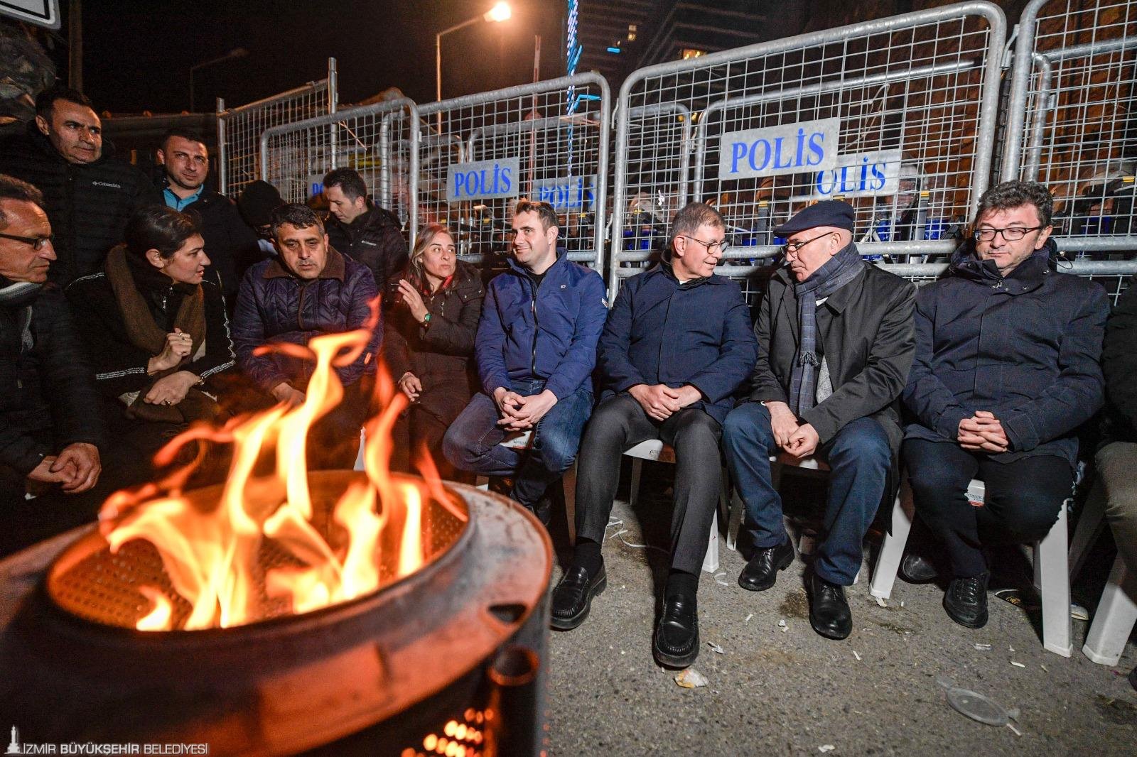 CHP'li Tanal'dan Meslek Fabrikası önünde 'penseli direniş': Barikat kelepçelerini kesti