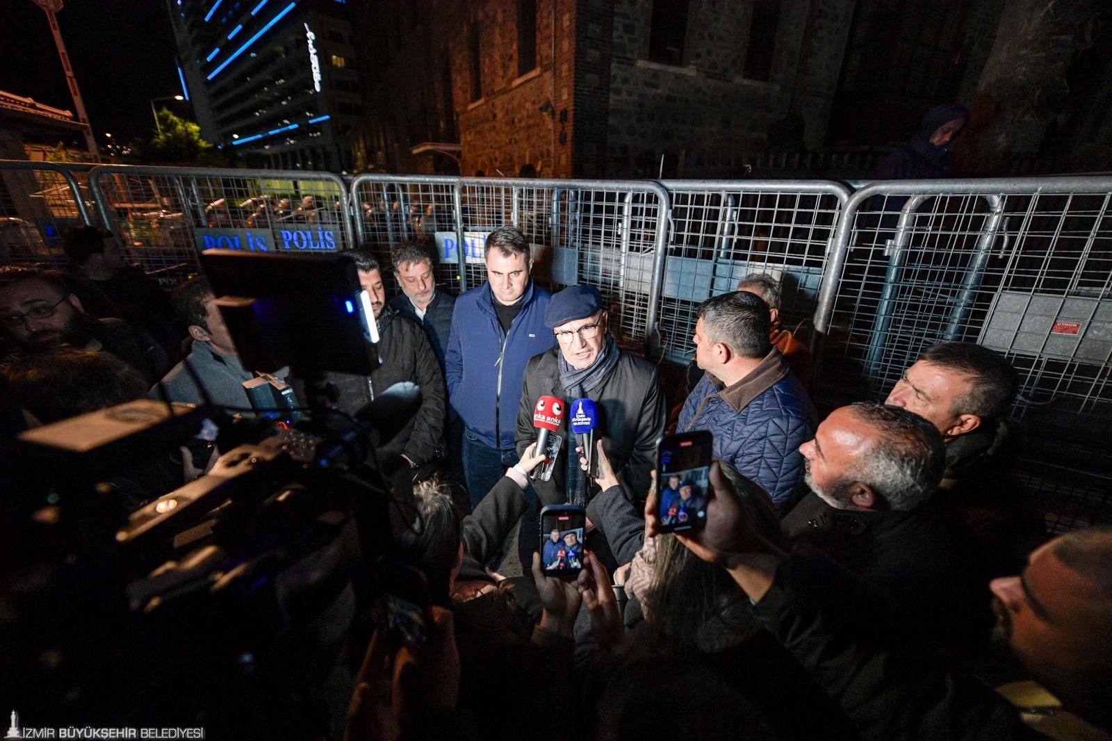 CHP'li Tanal'dan Meslek Fabrikası önünde 'penseli direniş': Barikat kelepçelerini kesti