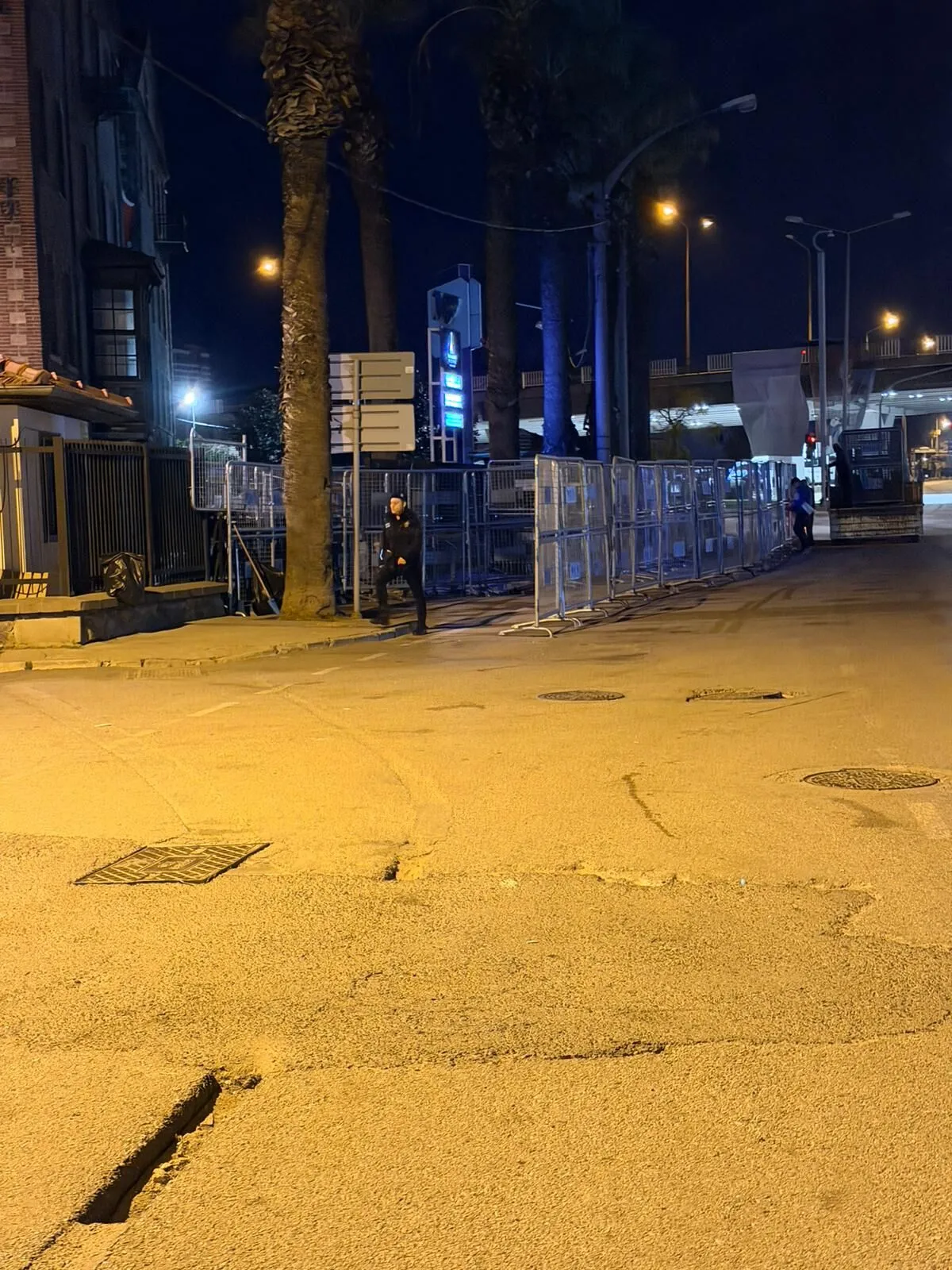 Meslek Fabrikası'nda gece yarısı operasyonu: TOMA'lar gitti, bariyerler geldi 1 Meslek Fabrikası'nda gece yarısı operasyonu: TOMA'lar gitti, bariyerler geldi