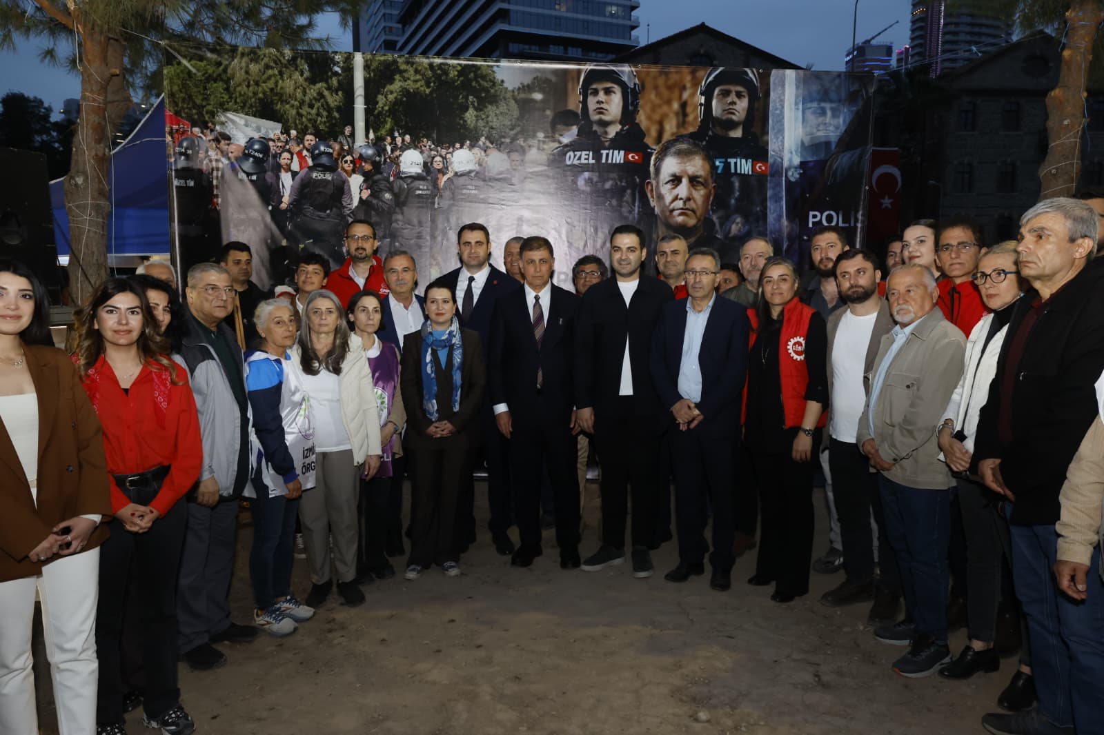 Tugay Meslek Fabrikası nöbetinin 11.'inci gününde: 'Kimsiniz siz be; burası babanızın çiftliği mi?' 2 Tugay Meslek Fabrikası nöbetinin 11.'inci gününde: 'Kimsiniz siz be; burası babanızın çiftliği mi?'