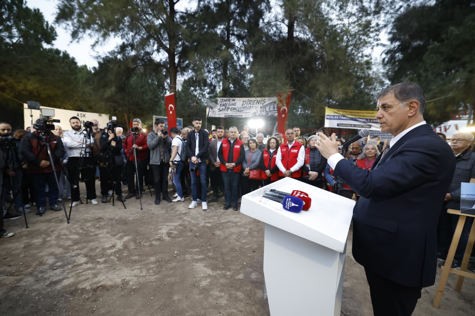 Tugay Meslek Fabrikası nöbetinin 11.'inci gününde: 'Kimsiniz siz be; burası babanızın çiftliği mi?' 6 Tugay Meslek Fabrikası nöbetinin 11.'inci gününde: 'Kimsiniz siz be; burası babanızın çiftliği mi?'