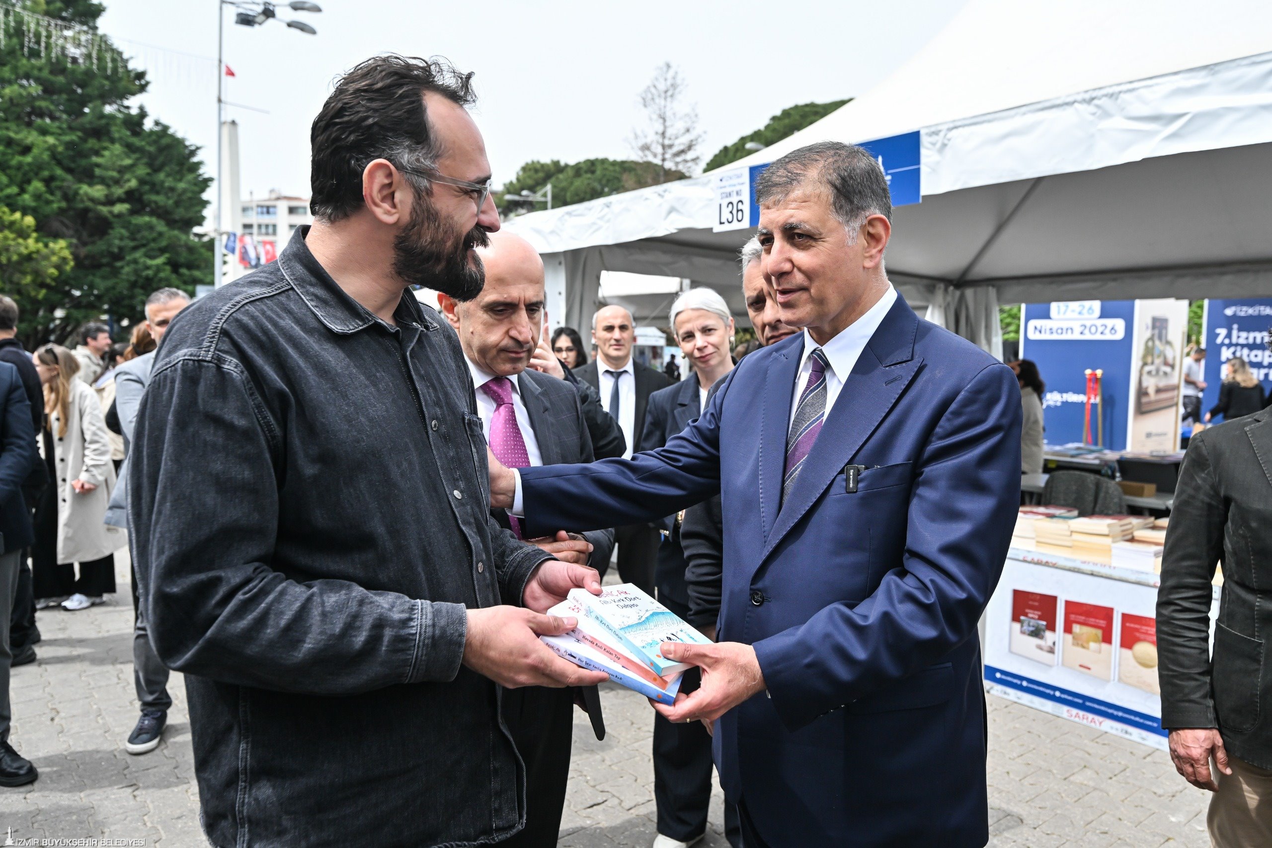 İzmirliler İZKİTAP’a akın etti: Askıda Kitap ve ücretsiz etkinliklere yoğun ilgi