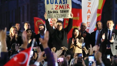 Meslek Fabrikası krizi İzmir’de tam bir siyasi düelloya dönüştü. 

AK