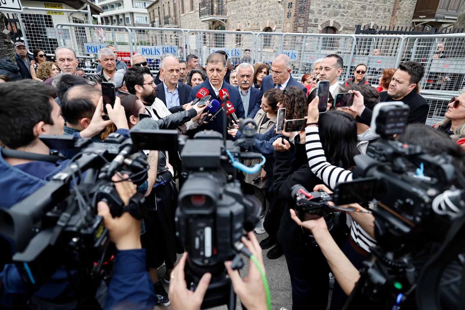Başkan Tugay ablukayı kırdı, binaya girdi: “Eşyalar çürüyor, yargıya baskı var!"