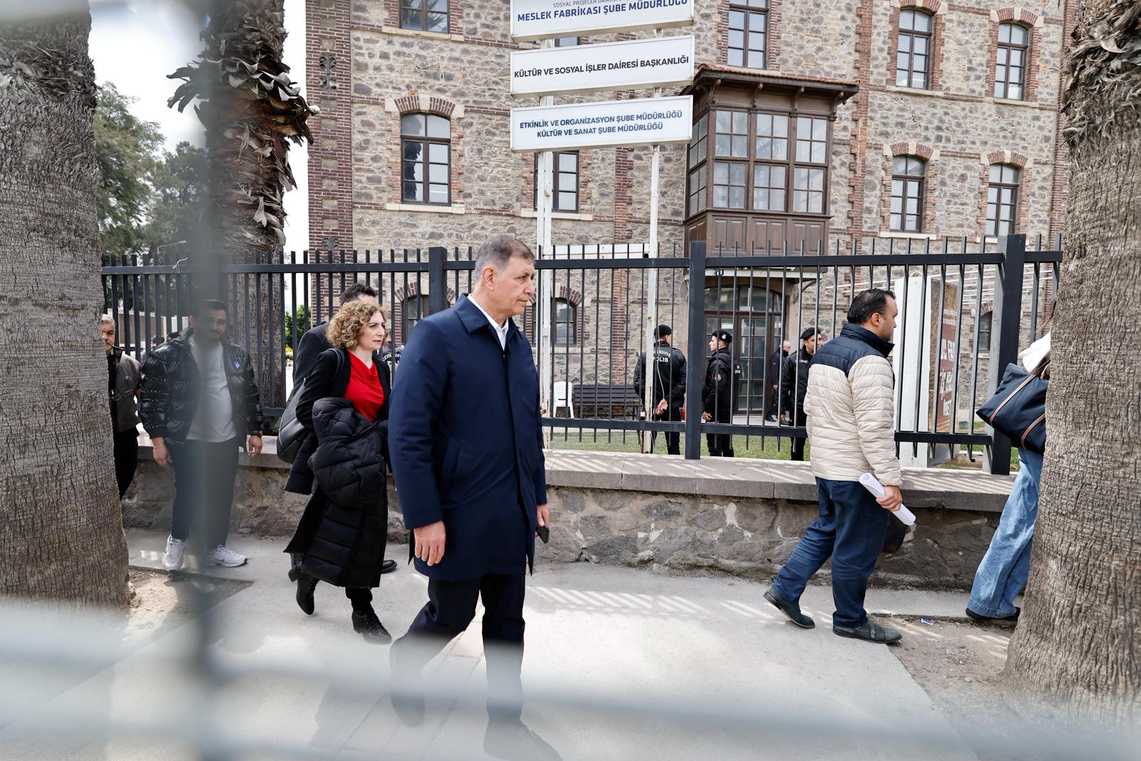 Başkan Tugay ablukayı kırdı, binaya girdi: “Eşyalar çürüyor, yargıya baskı var!"