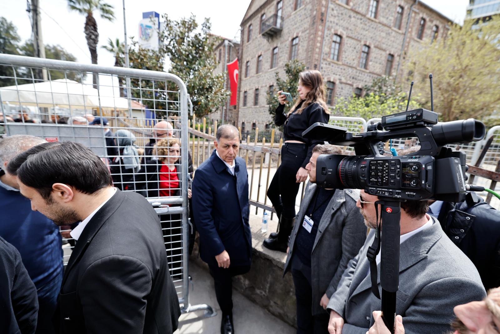 Başkan Tugay ablukayı kırdı, binaya girdi: “Eşyalar çürüyor, yargıya baskı var!"