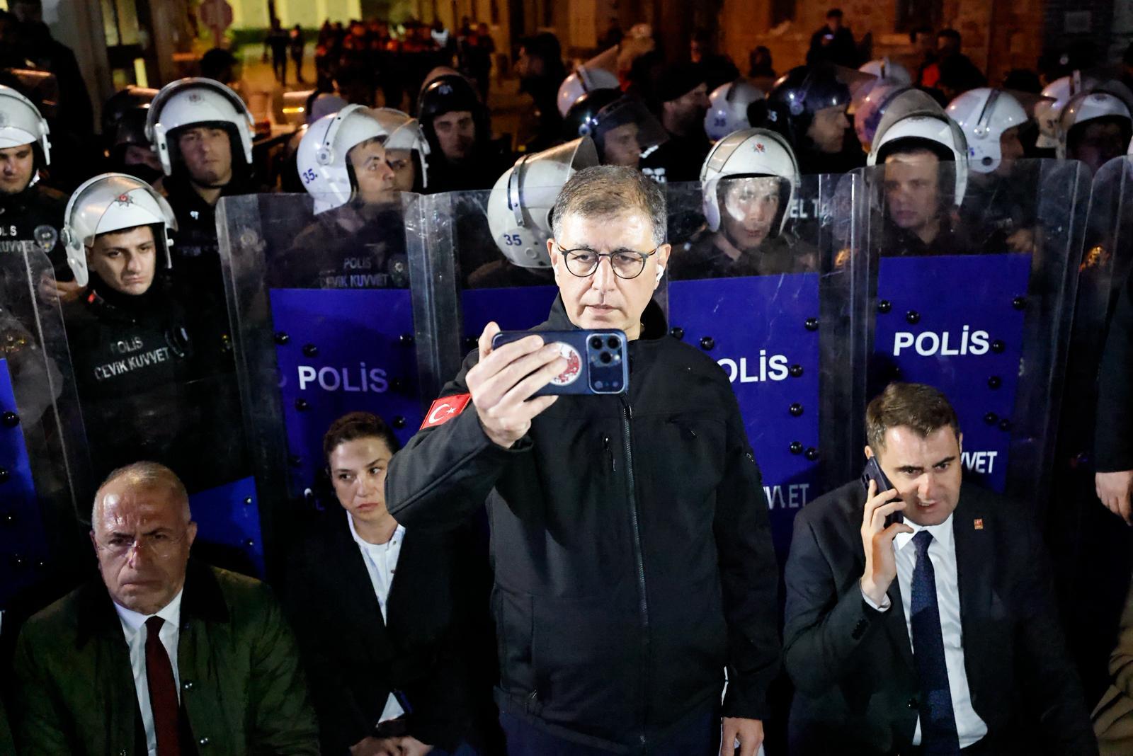 Meslek Fabrikası önünde 'çadır gerginliği': Polis kaldırdı; tansiyon yükseldi 2 Meslek Fabrikası önünde 'çadır gerginliği': Polis kaldırdı; tansiyon yükseldi