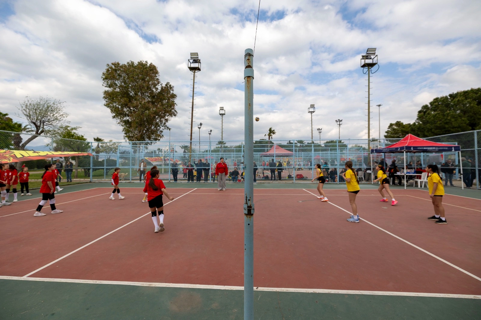 Başkan Tugay, sporcu çocuklarla buluştu