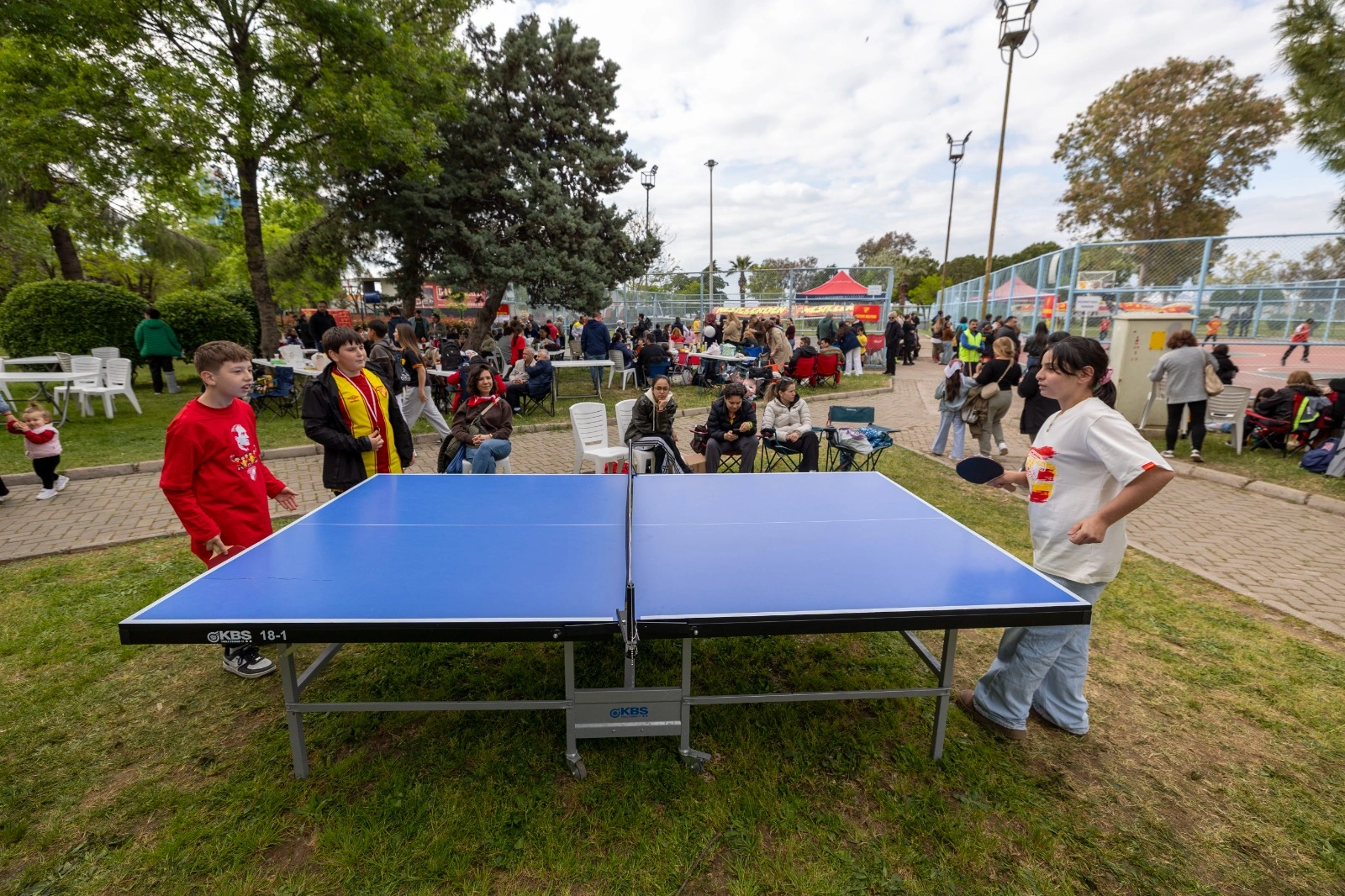 Başkan Tugay, sporcu çocuklarla buluştu