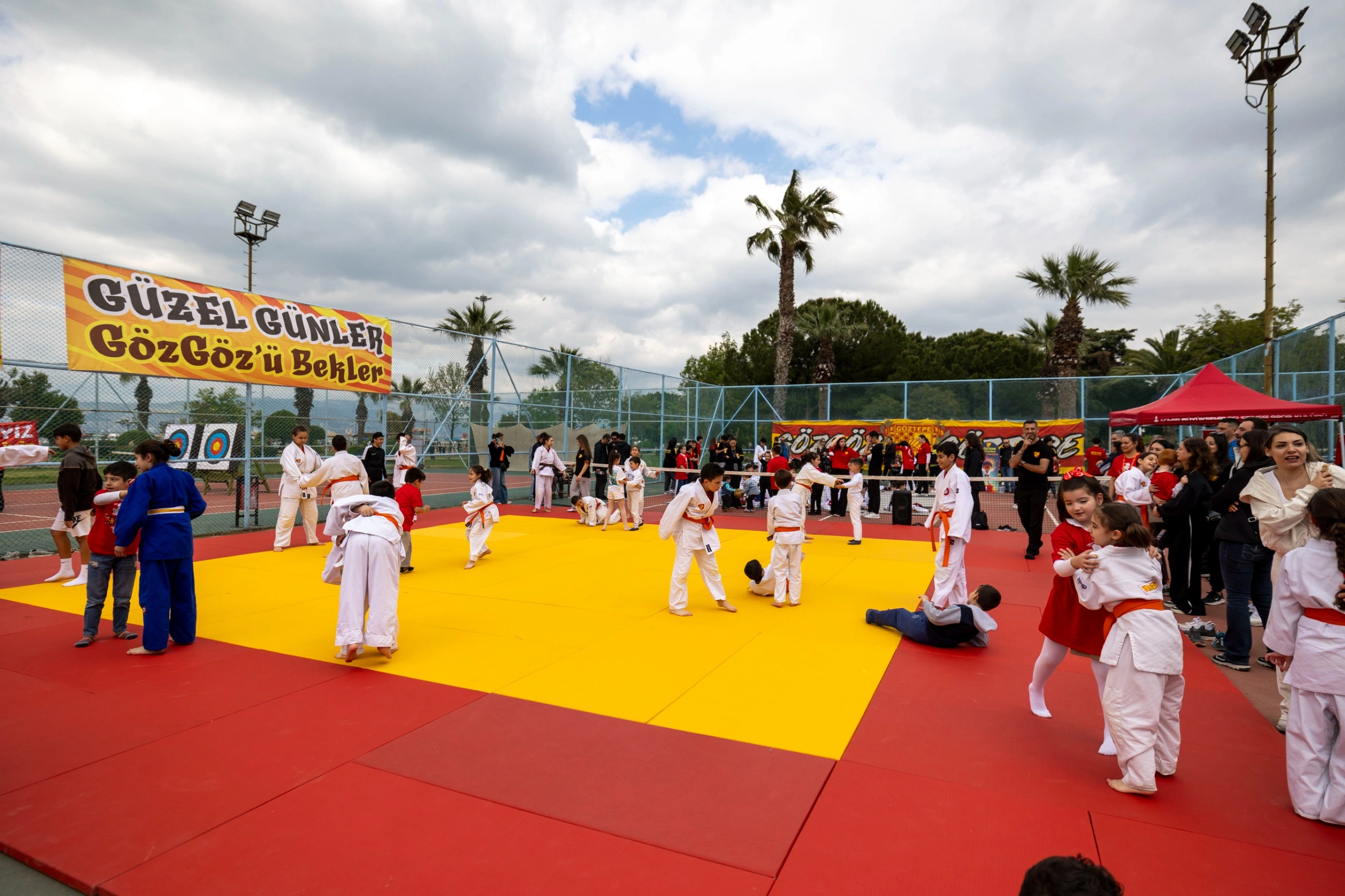 Başkan Tugay, sporcu çocuklarla buluştu