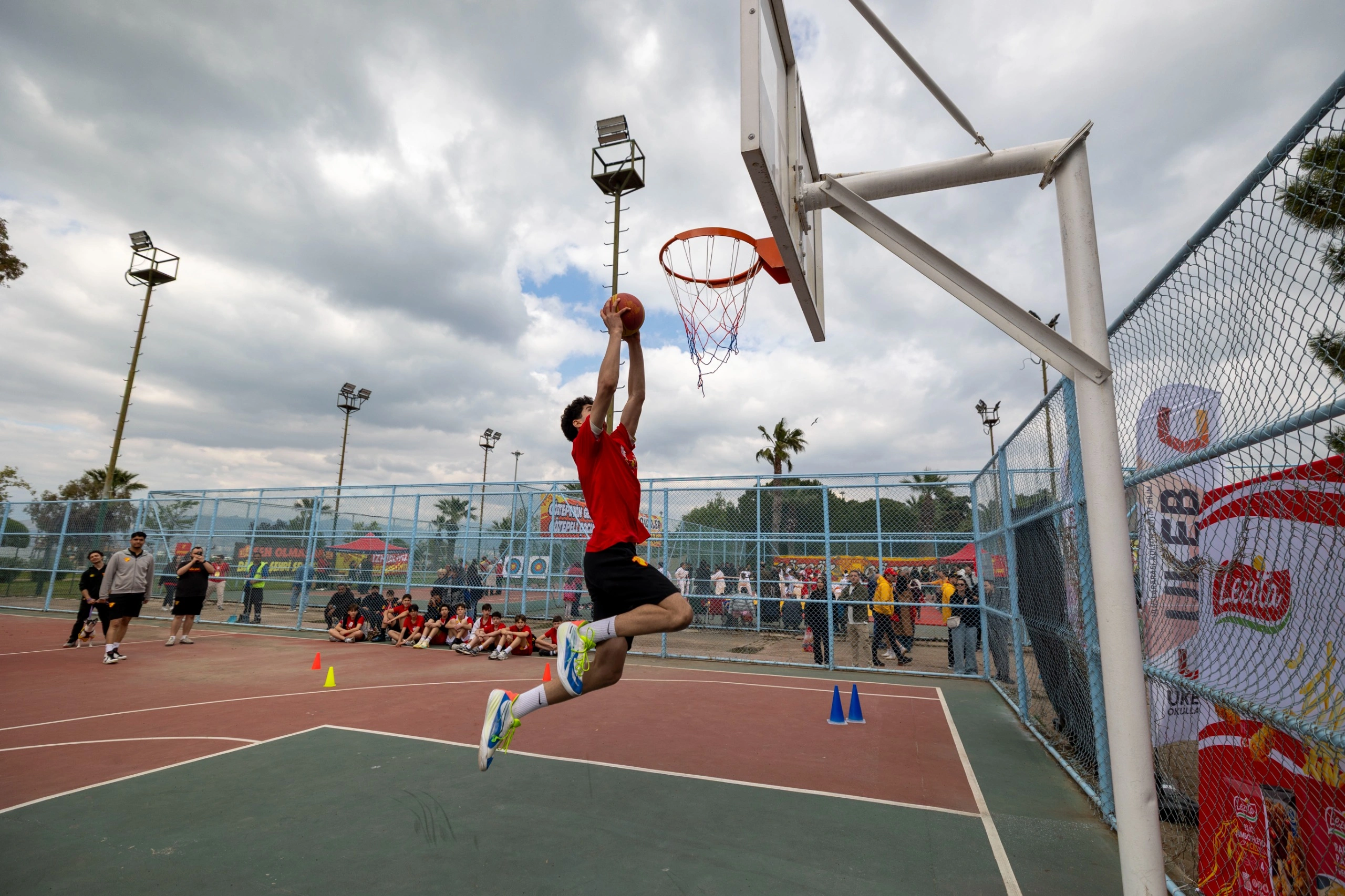 Başkan Tugay, sporcu çocuklarla buluştu