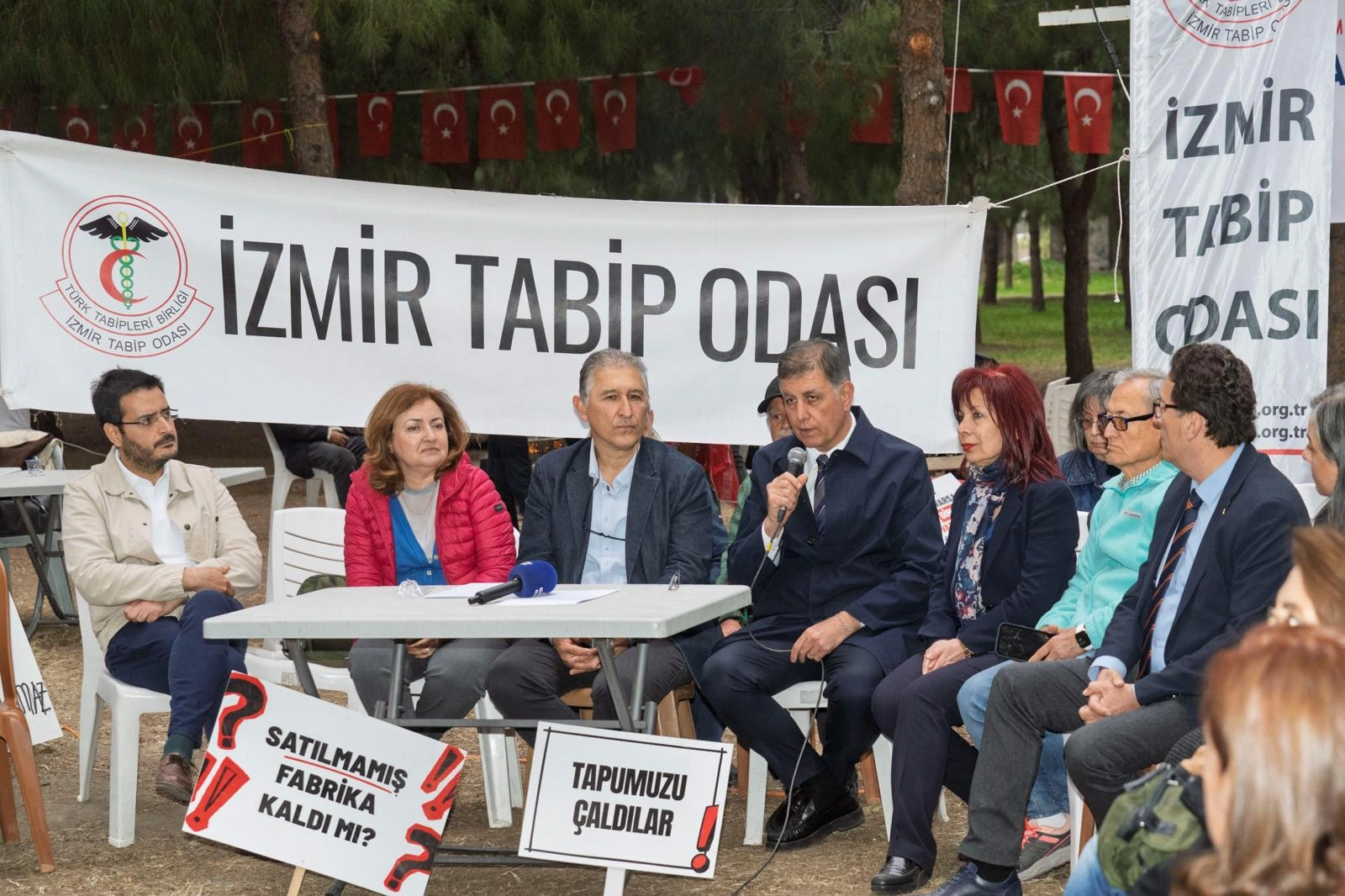 Başkan Tugay'dan şafak baskınına sert tepki: “Türkiye tarihinde bir ilk” 1 Başkan Tugay'dan şafak baskınına sert tepki: “Türkiye tarihinde bir ilk”