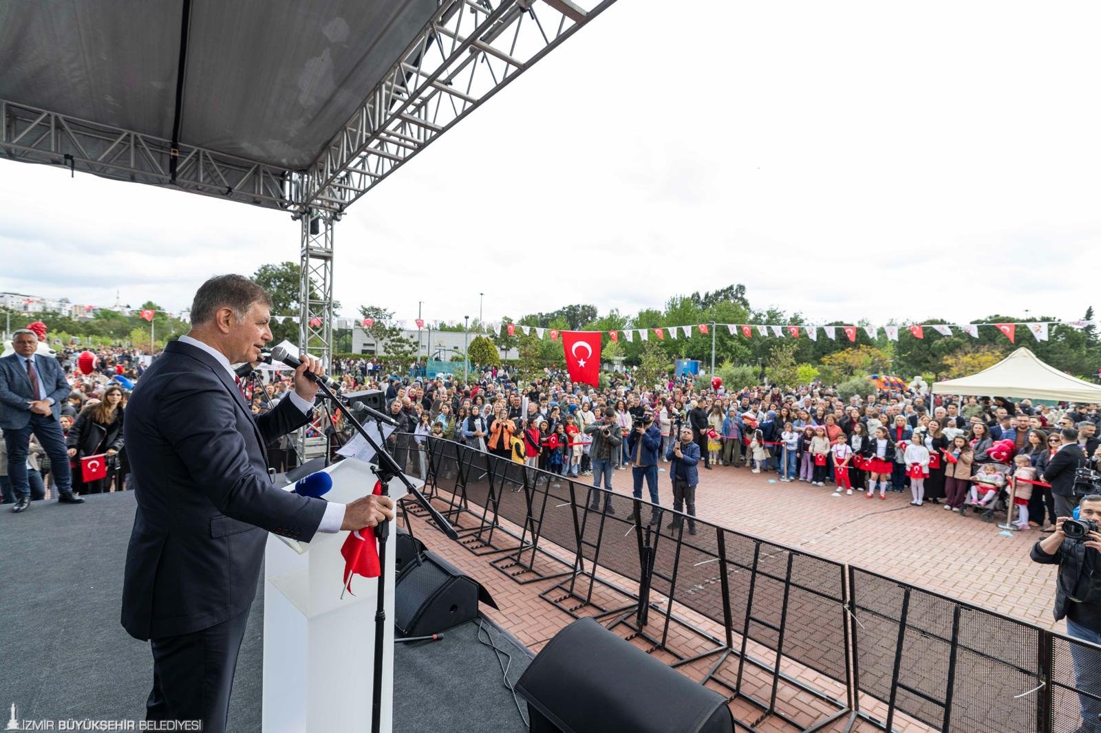 Tugay ve Eşki çocukların 'uçurtma sevincine' ortak oldu: Buruk kutlamada 'siyah balon' uçuruldu