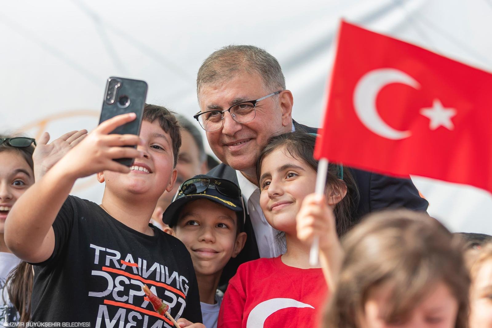 İzmir Büyükşehir Belediye Başkanı Dr. Cemil Tugay, 23 Nisan mesajında