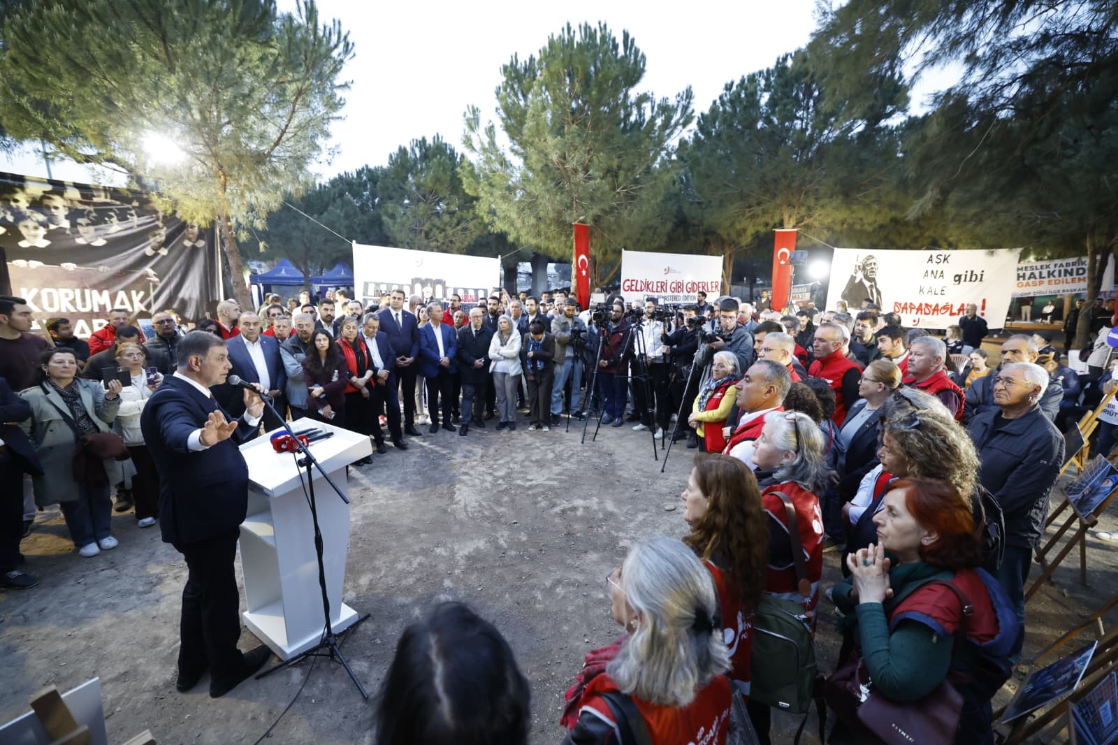 Tugay Meslek Fabrikası nöbetinin 11.'inci gününde: 'Kimsiniz siz be; burası babanızın çiftliği mi?' 4 Tugay Meslek Fabrikası nöbetinin 11.'inci gününde: 'Kimsiniz siz be; burası babanızın çiftliği mi?'