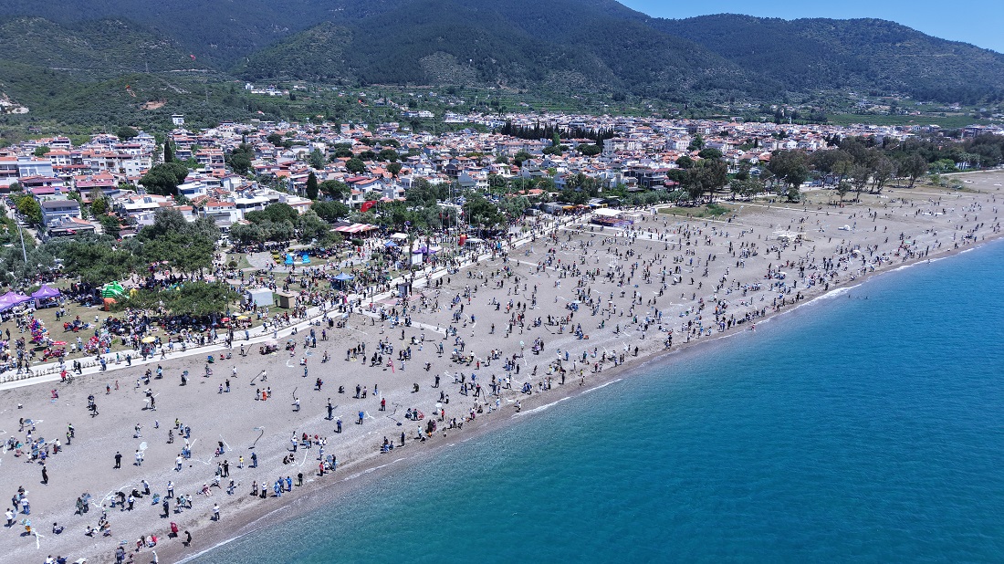 Menderes’te gökyüzü renklenecek: 15. Geleneksel Uçurtma Şenliği başlıyor!