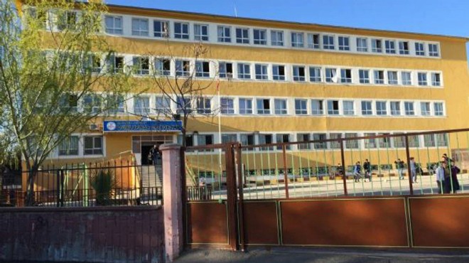 Şanlıurfa’da tansiyon düşmüyor. Dumlupınar Ortaokulu’na veli kılığında giren bıçaklı saldırgan,