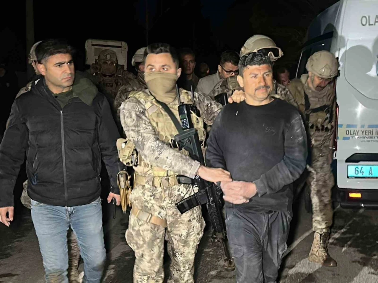 Aile içi şiddet ihbarına giden polislere silahlı saldırı: İki yaralı