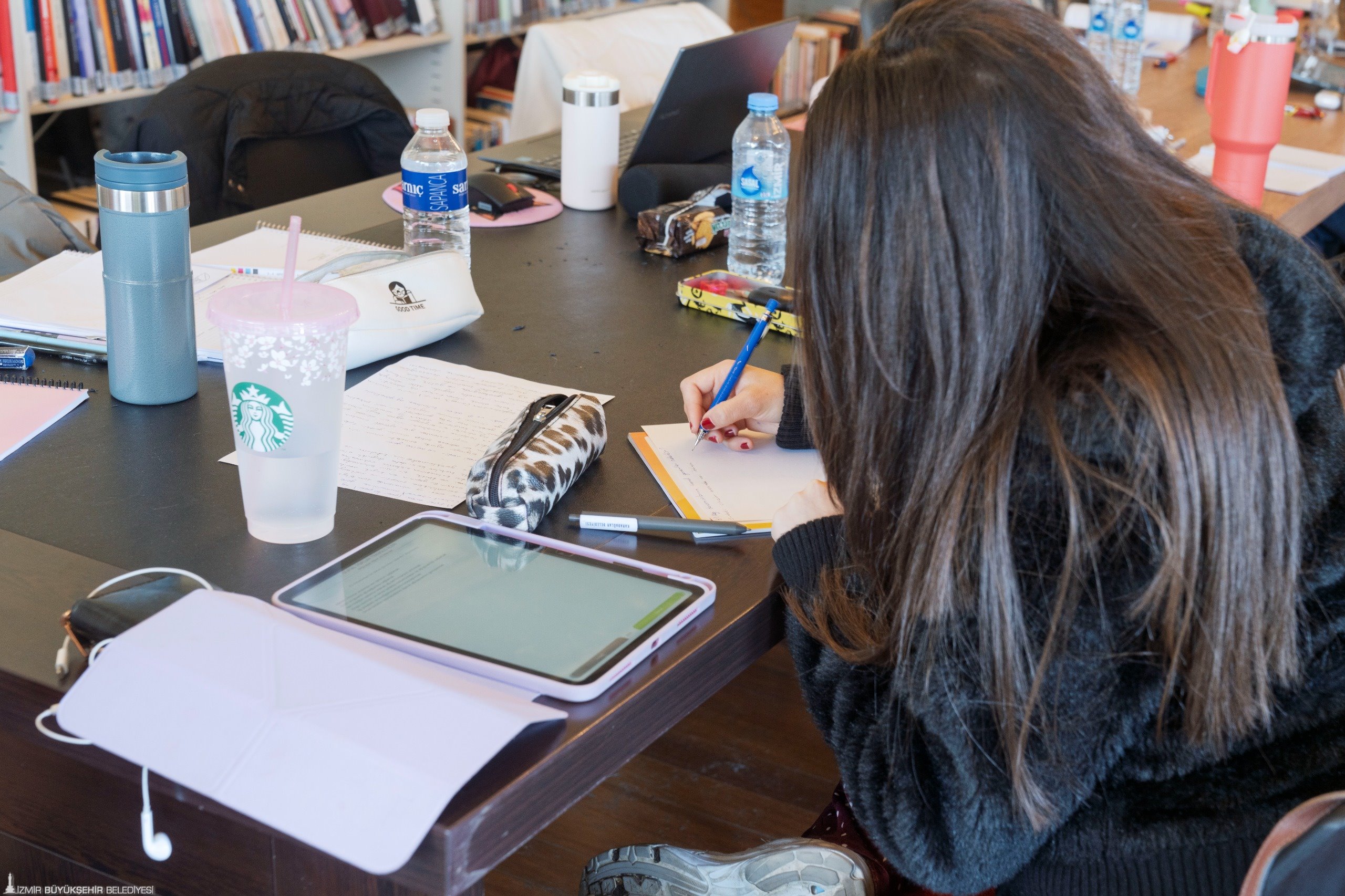 Yaşayan Kütüphaneleri İzmirliler çok sevdi: 'Kendimizi evimizde gibi hissediyoruz'