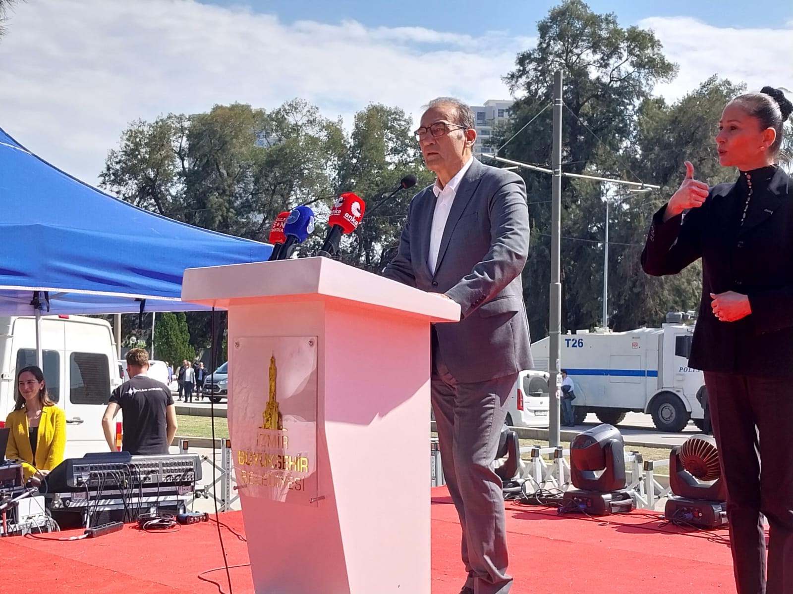 Meslek Fabrikası şenliğine 'gözaltı' gölgesi: Tugay adliyede, mesajı kürsüde!
