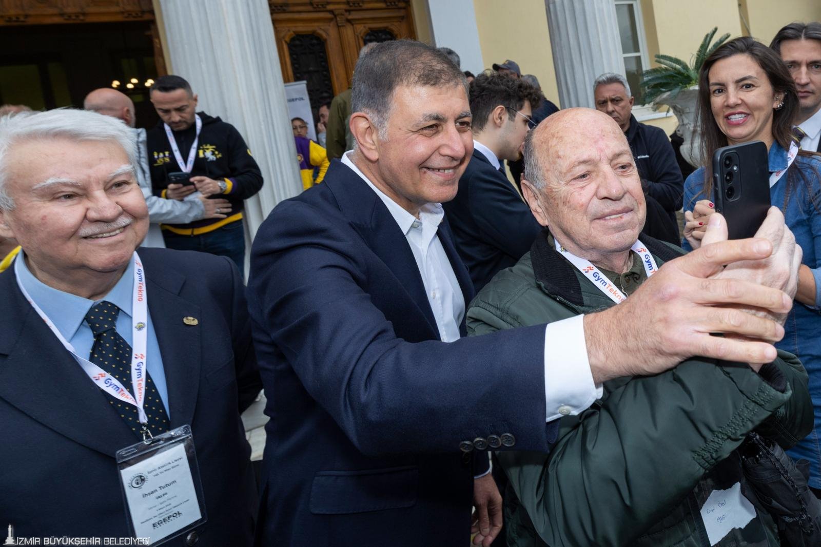 Başkan Tugay Atatürk Lisesi mezunlarıyla: Kazan başına geçti, pilav kardı