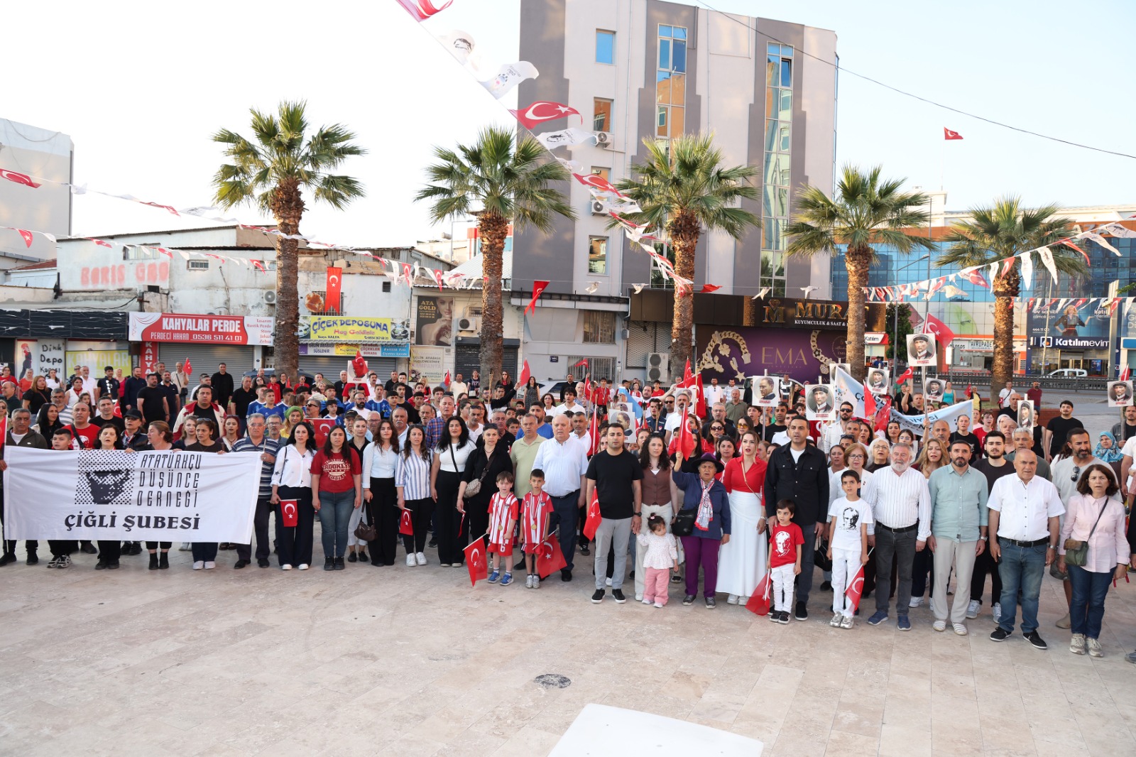 Çiğli’de 19 Mayıs coşkusu 19.19'da zirveye çıktı: Başkan Yıldız'dan korteje öncülük!