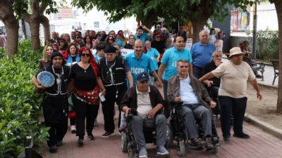Çiğli Belediyesi’nin düzenlediği Engelsiz Şenlik’te ZİÇEV’li özel çocukların Harmandalı ve
