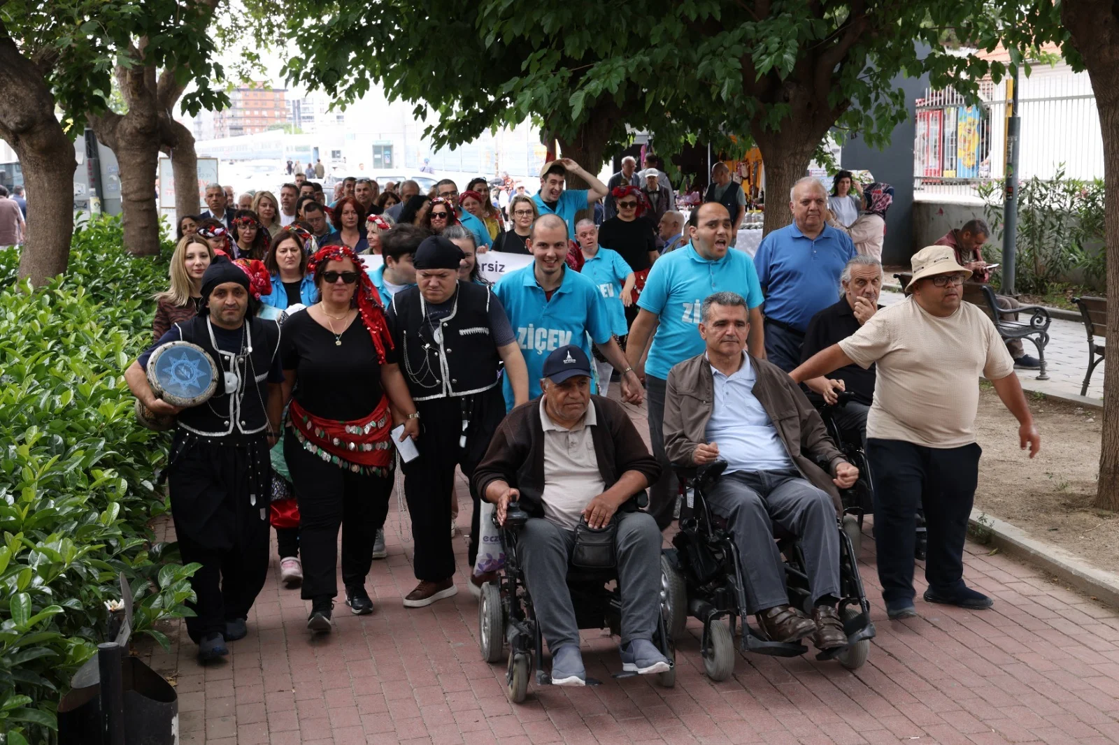 Çiğli’de gözleri dolduran manzara: "Yol yapmak kolay, biz hayatlara dokunuyoruz!"