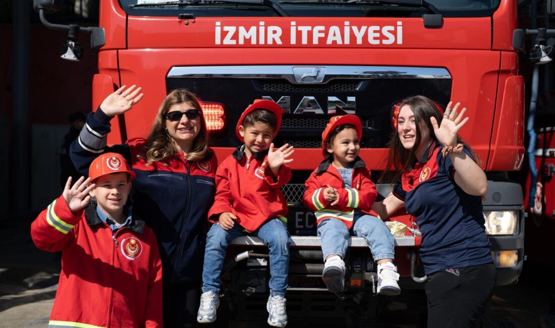 İzmir İtfaiyesi'nin kadın kahramanları, Anneler Günü’nde hem alevlerle mücadelesini hem