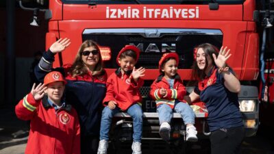 İzmir İtfaiyesi'nin kadın kahramanları, Anneler Günü’nde hem alevlerle mücadelesini hem