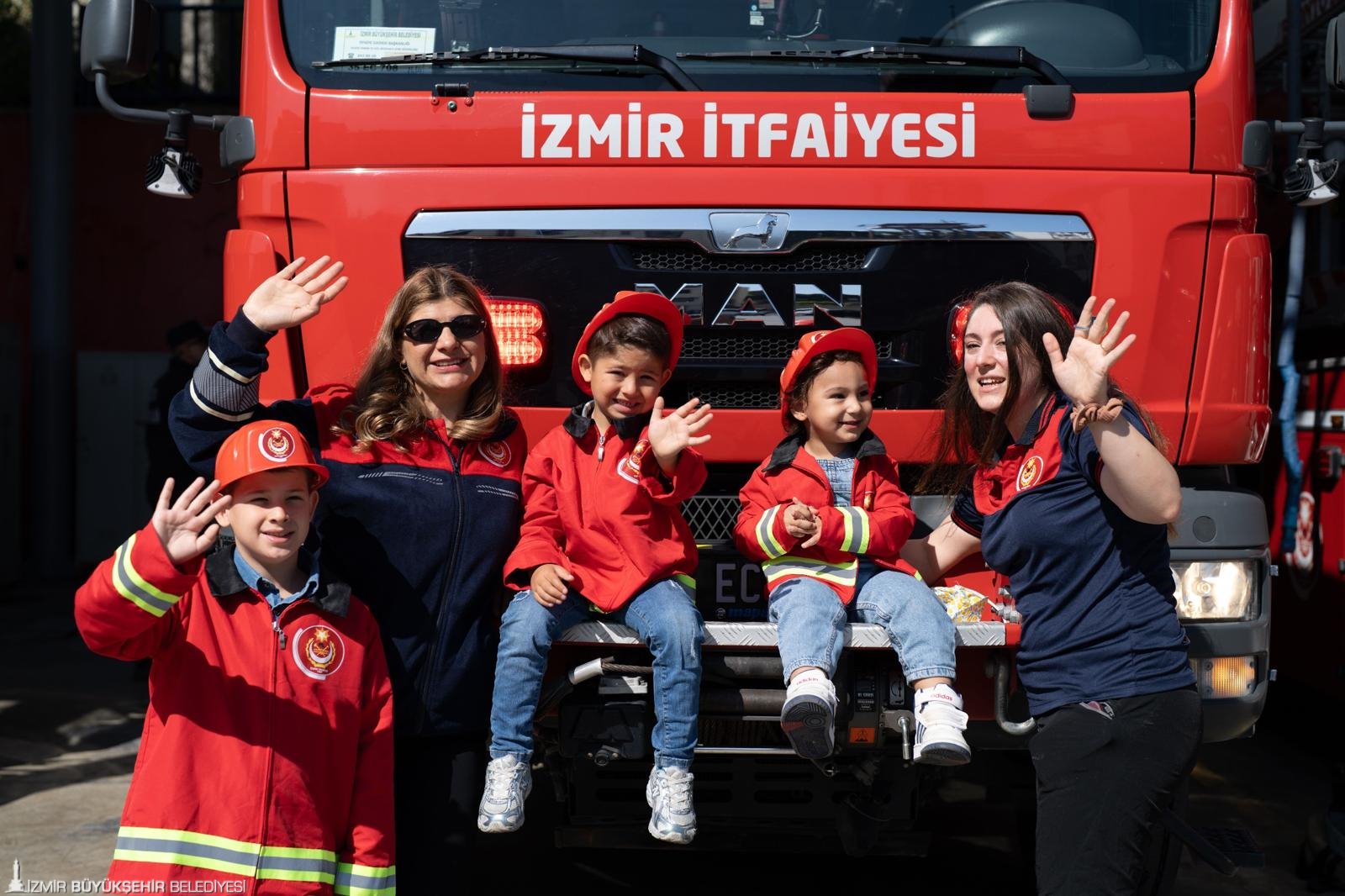 İzmir İtfaiyesi'nin kadın kahramanları, Anneler Günü’nde hem alevlerle mücadelesini hem