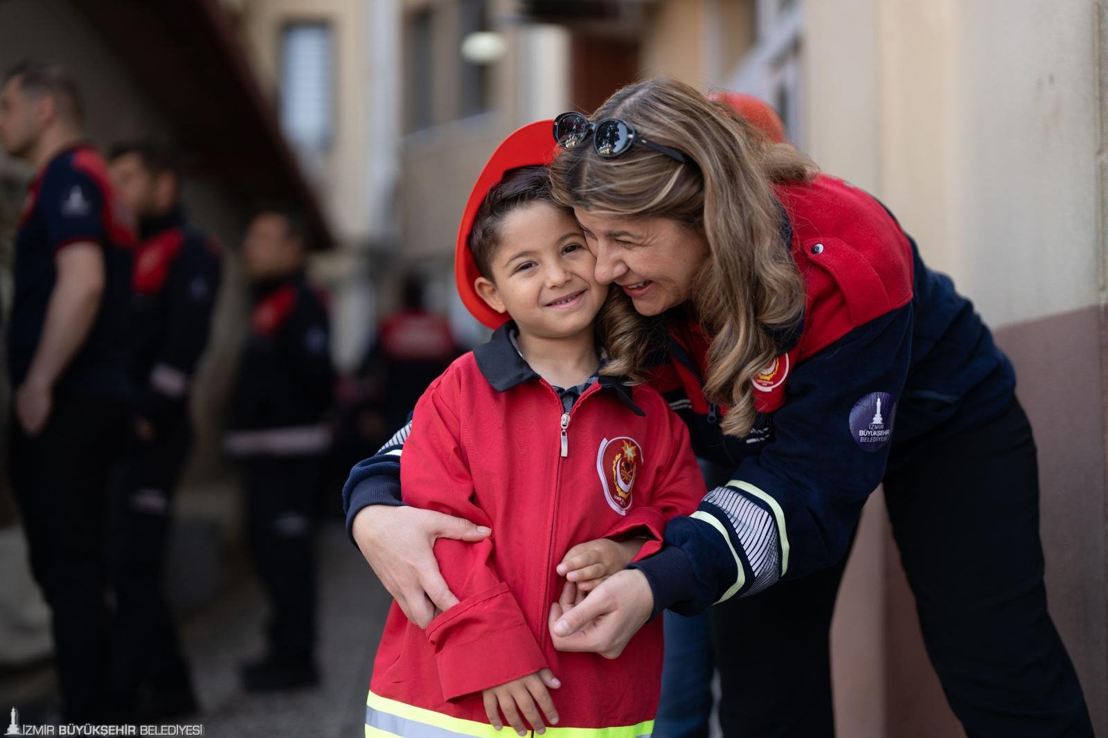 İzmir İtfaiyesi'nde alevlere koşan 'süper anneler': 'Benim annem bir kahraman'