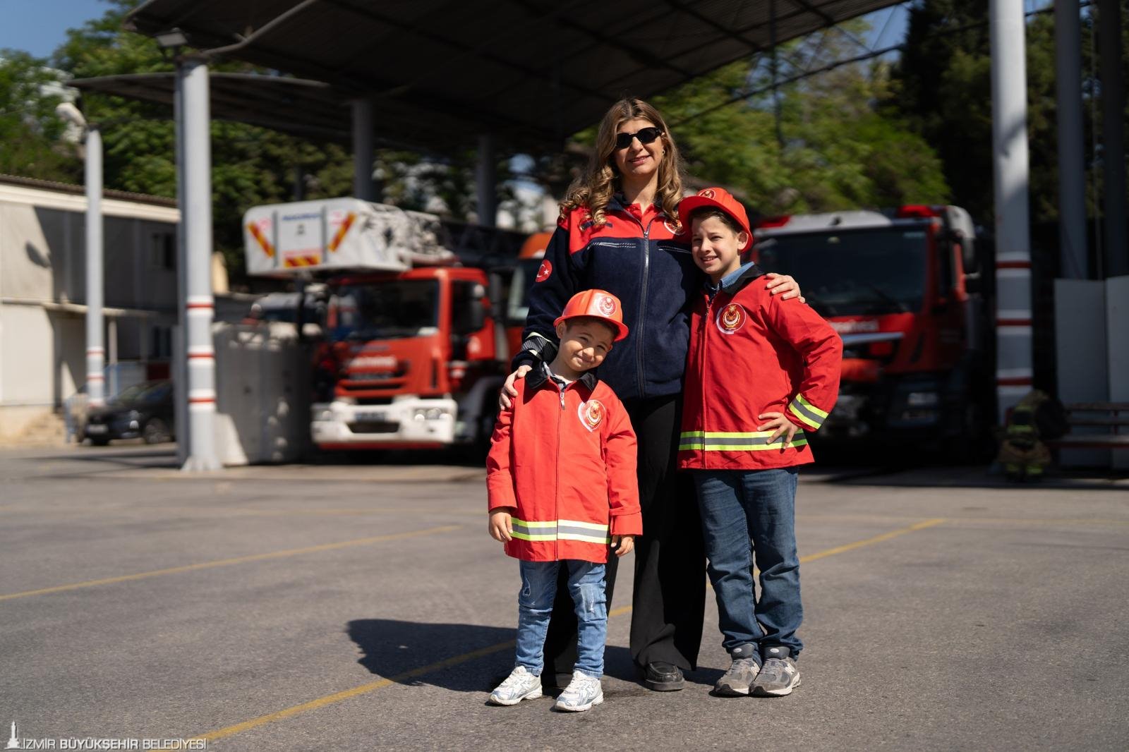 İzmir İtfaiyesi'nde alevlere koşan 'süper anneler': 'Benim annem bir kahraman'