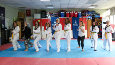 İzmir Büyükşehir Belediyesi'nin Kültürpark Celal Atik Spor Salonu’nda başlattığı kadınlara