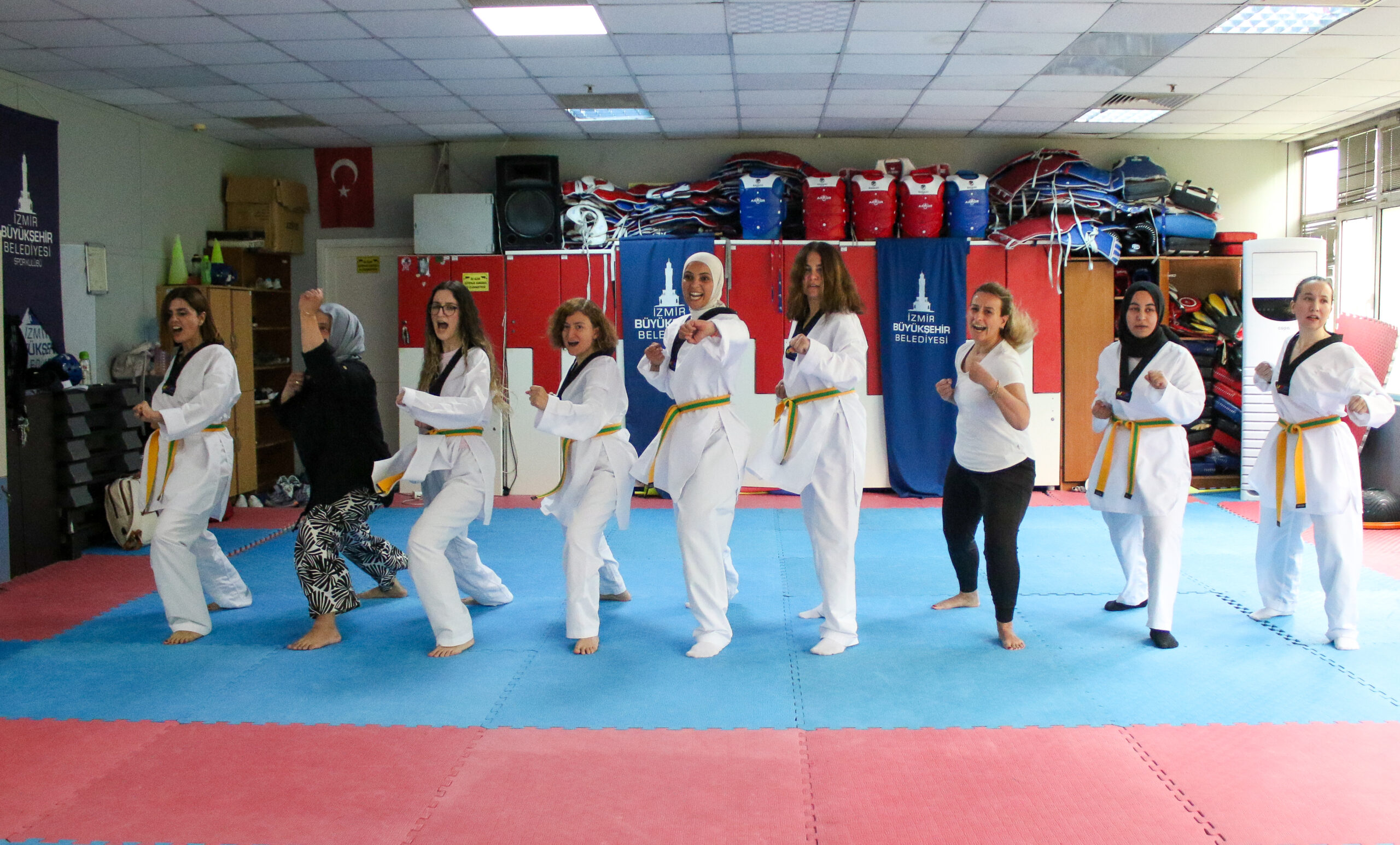 İzmirli kadınlar sokakta güvenle yürümek için ringde: Ücretsiz öz savunma kursuna yoğun ilgi!