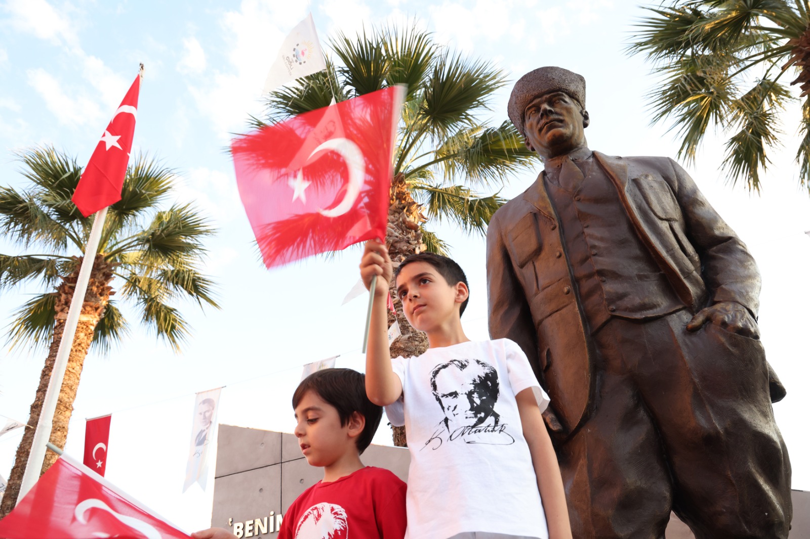 Çiğli’de 19 Mayıs coşkusu 19.19'da zirveye çıktı: Başkan Yıldız'dan korteje öncülük!