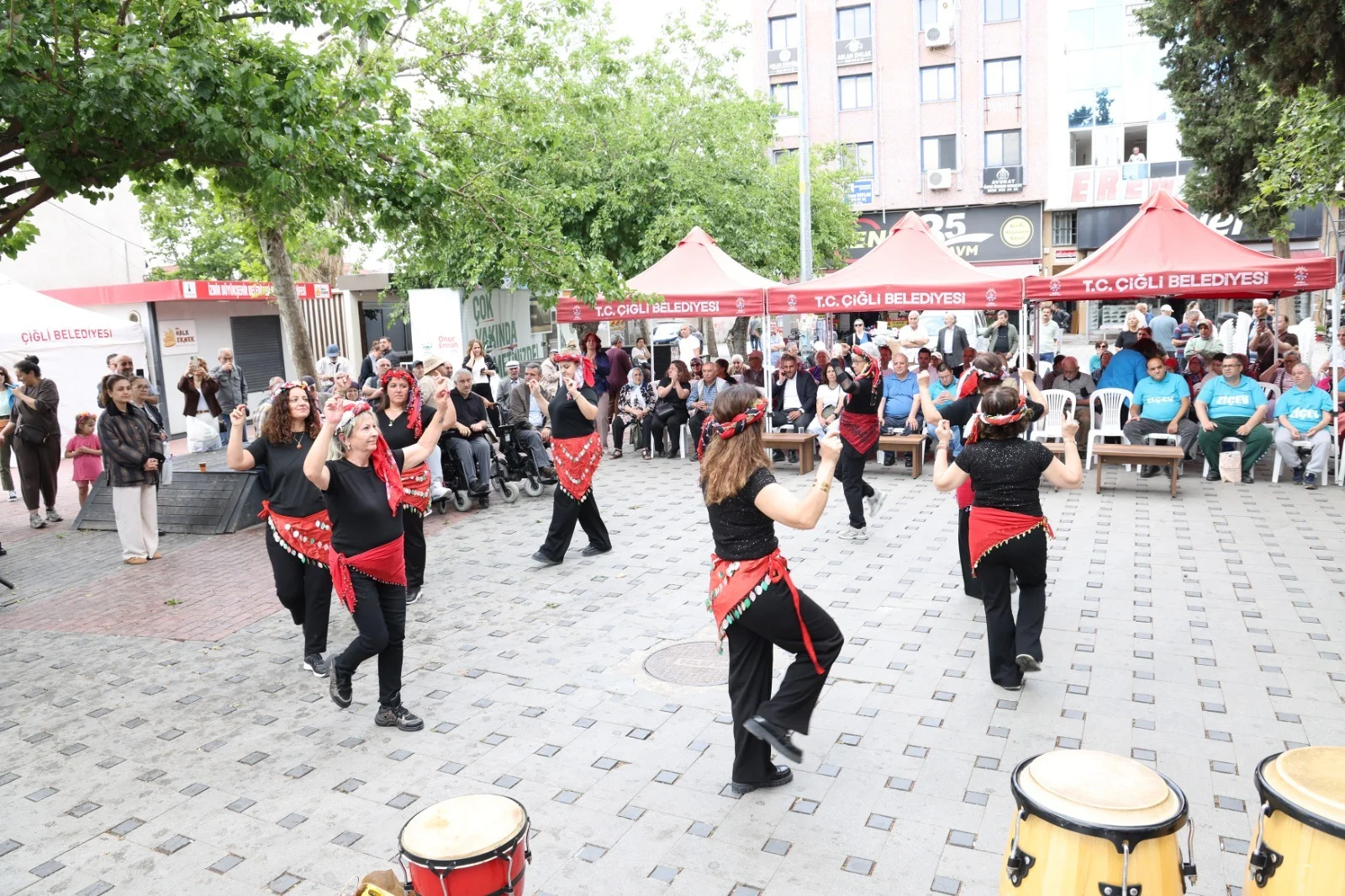 Çiğli’de gözleri dolduran manzara: "Yol yapmak kolay, biz hayatlara dokunuyoruz!"