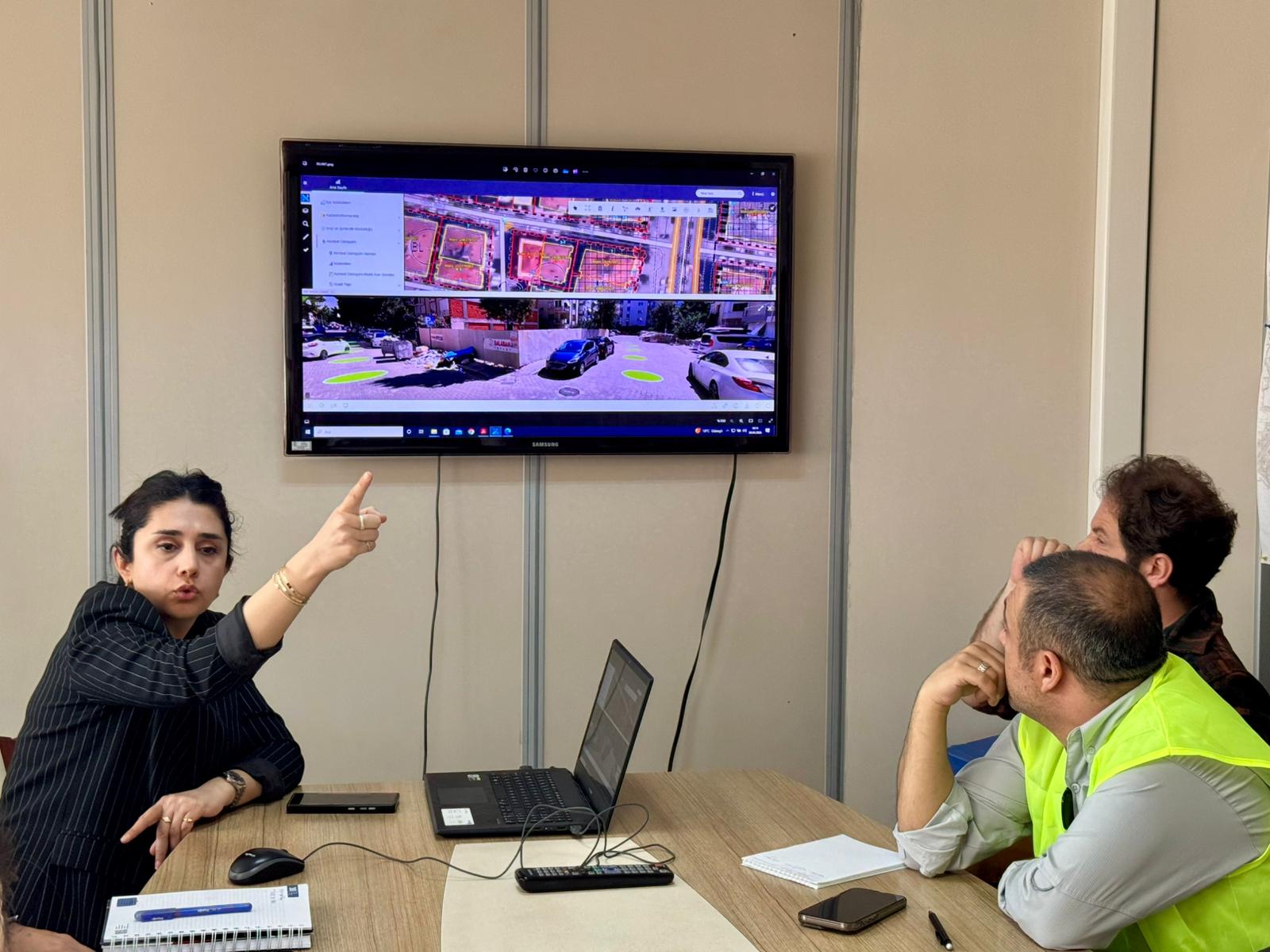 Karşıyaka’da engelsiz uzlaşı: Belediye devreye girdi komşuluk engeli 'ortak akılla' aşıldı!