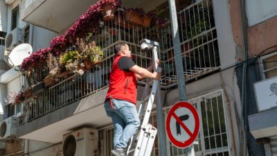 Karşıyaka Belediyesi, sokaklara gelişigüzel moloz ve atık bırakanları güneş enerjili