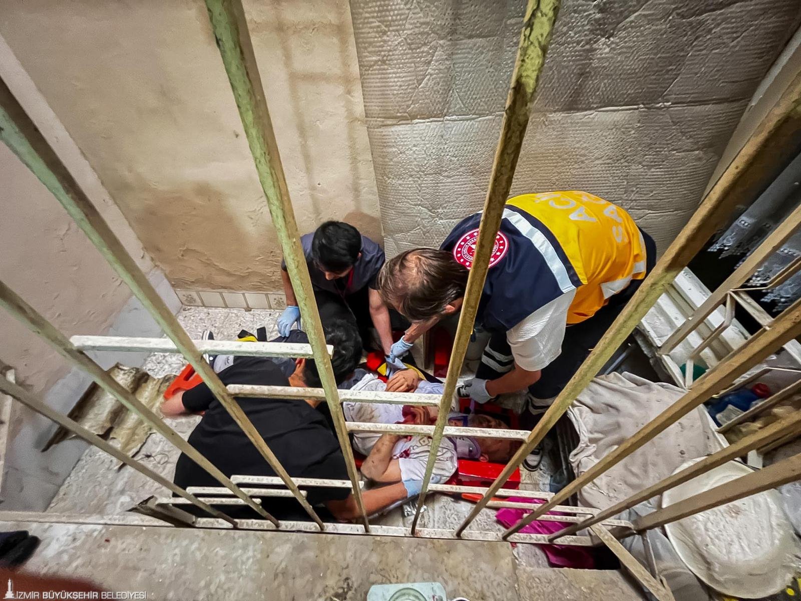 Apartman boşluğunda can pazarı: İzmir İtfaiyesi'nde titiz operasyon