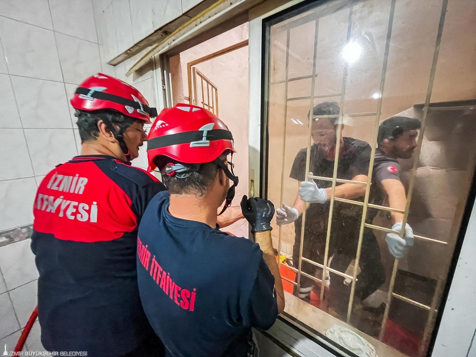 Apartman boşluğunda can pazarı: İzmir İtfaiyesi'nde titiz operasyon