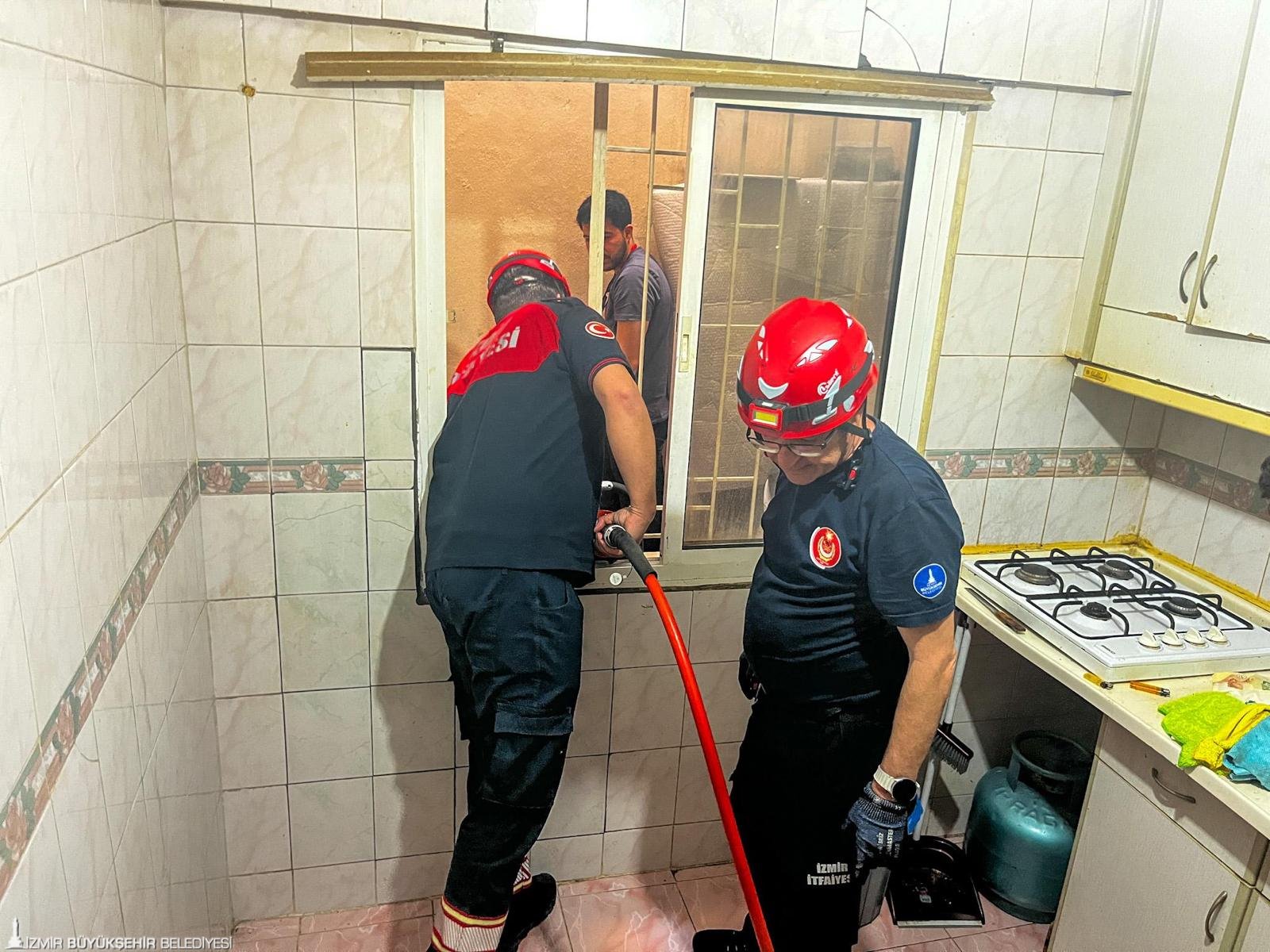 Apartman boşluğunda can pazarı: İzmir İtfaiyesi'nde titiz operasyon