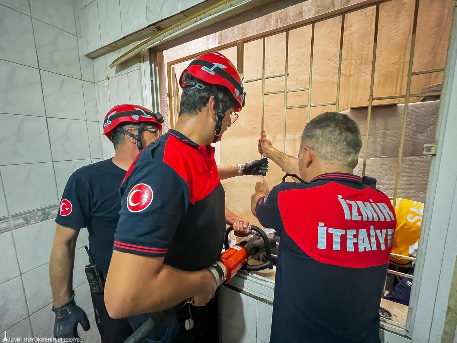 Apartman boşluğunda can pazarı: İzmir İtfaiyesi'nde titiz operasyon