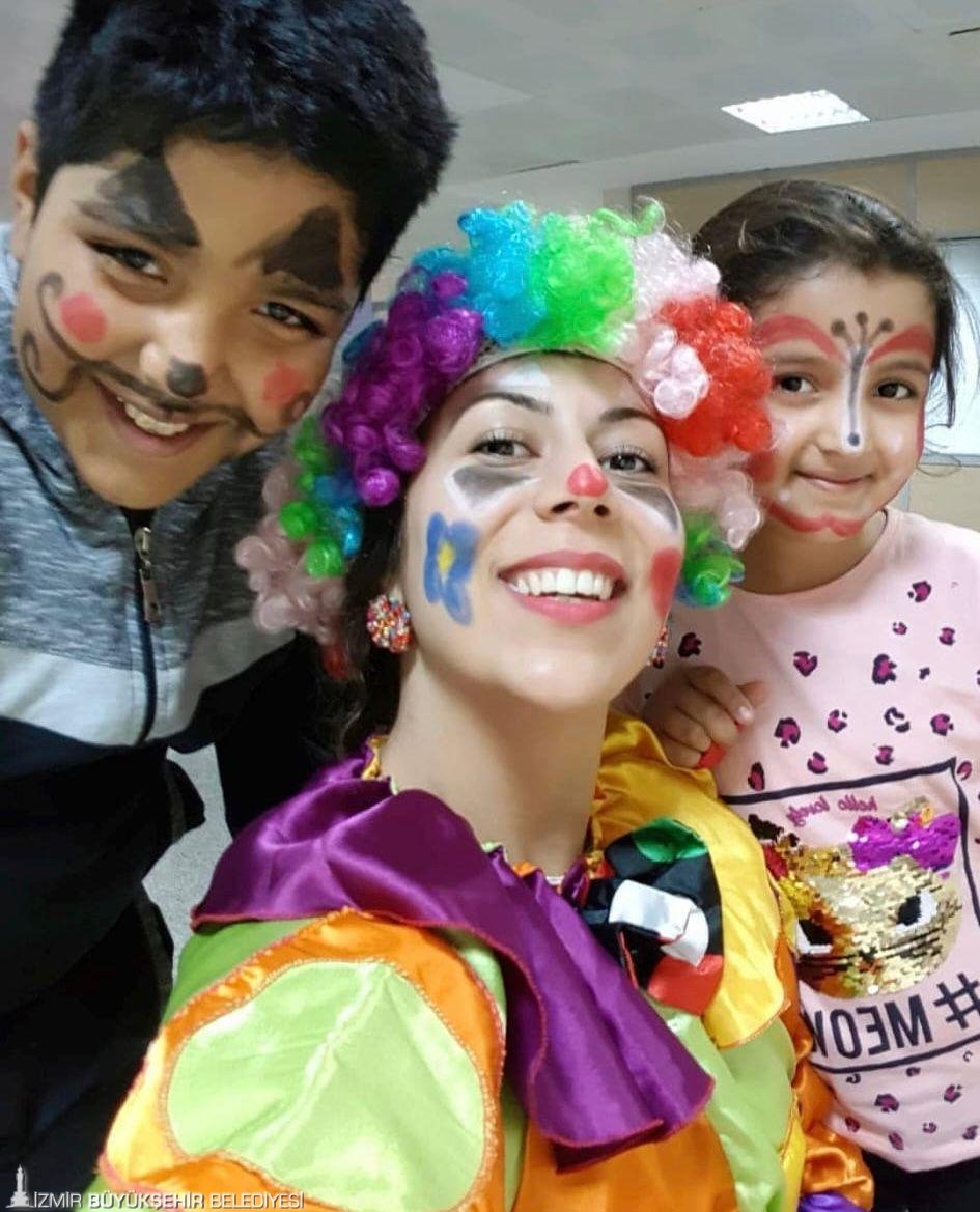 Manolya hemşire hem şifa hem sanat dağıtıyor: Sanatın 'iyileştirici' gücünü kullanıyor