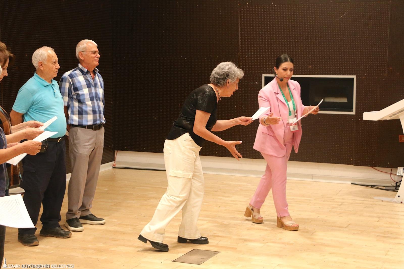 Manolya hemşire hem şifa hem sanat dağıtıyor: Sanatın 'iyileştirici' gücünü kullanıyor
