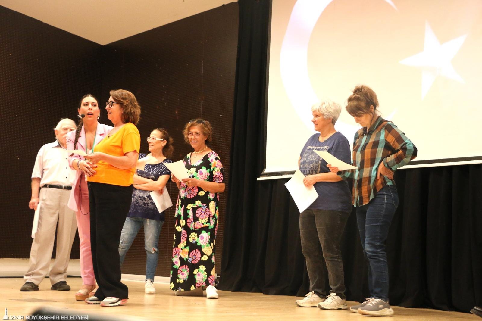 Manolya hemşire hem şifa hem sanat dağıtıyor: Sanatın 'iyileştirici' gücünü kullanıyor