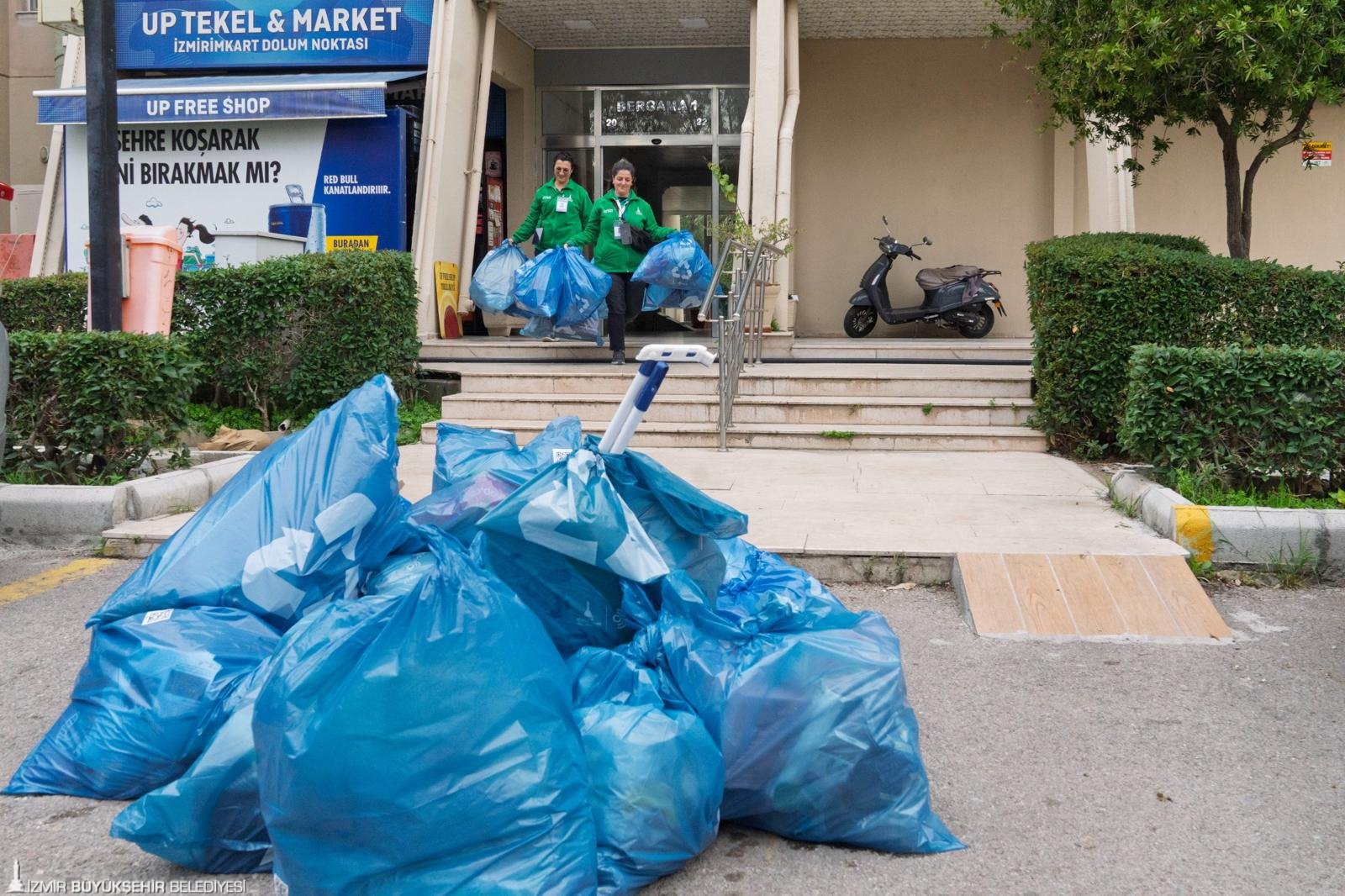 İzmir'de 'dönüşüme evde başla' projesi 8 ilçe ve 28 mahalleye yayıldı: Çöpünüzü cebinizden yönetin