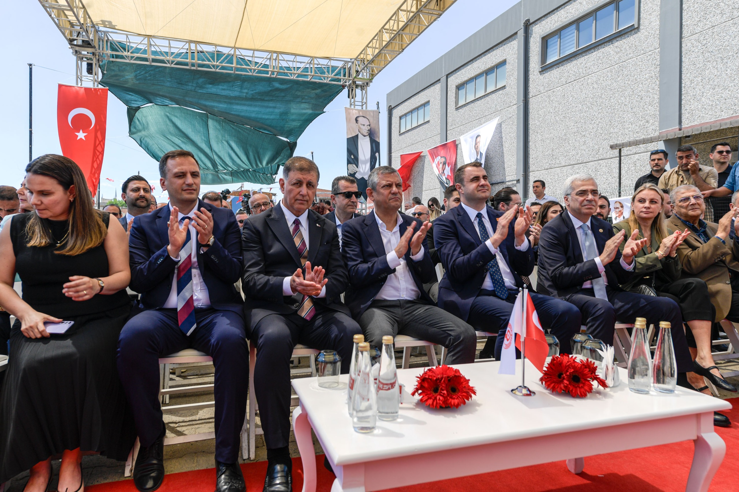 Özgür Özel’den İzmir’de 'Balyoz' resti: "O gişeleri kıracağız, gerekirse hayatı durduracağız!"